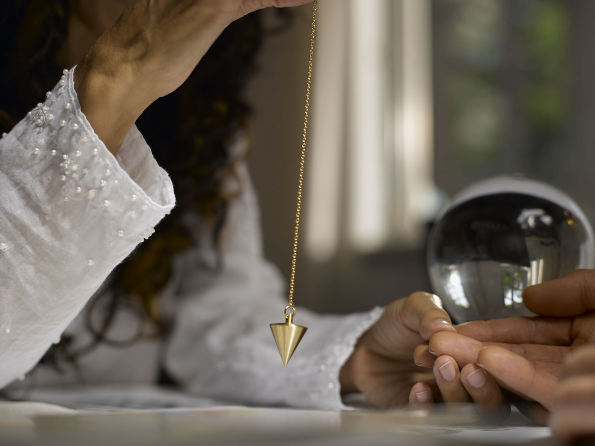Un medium expérimente une divination gratuite par le pendule